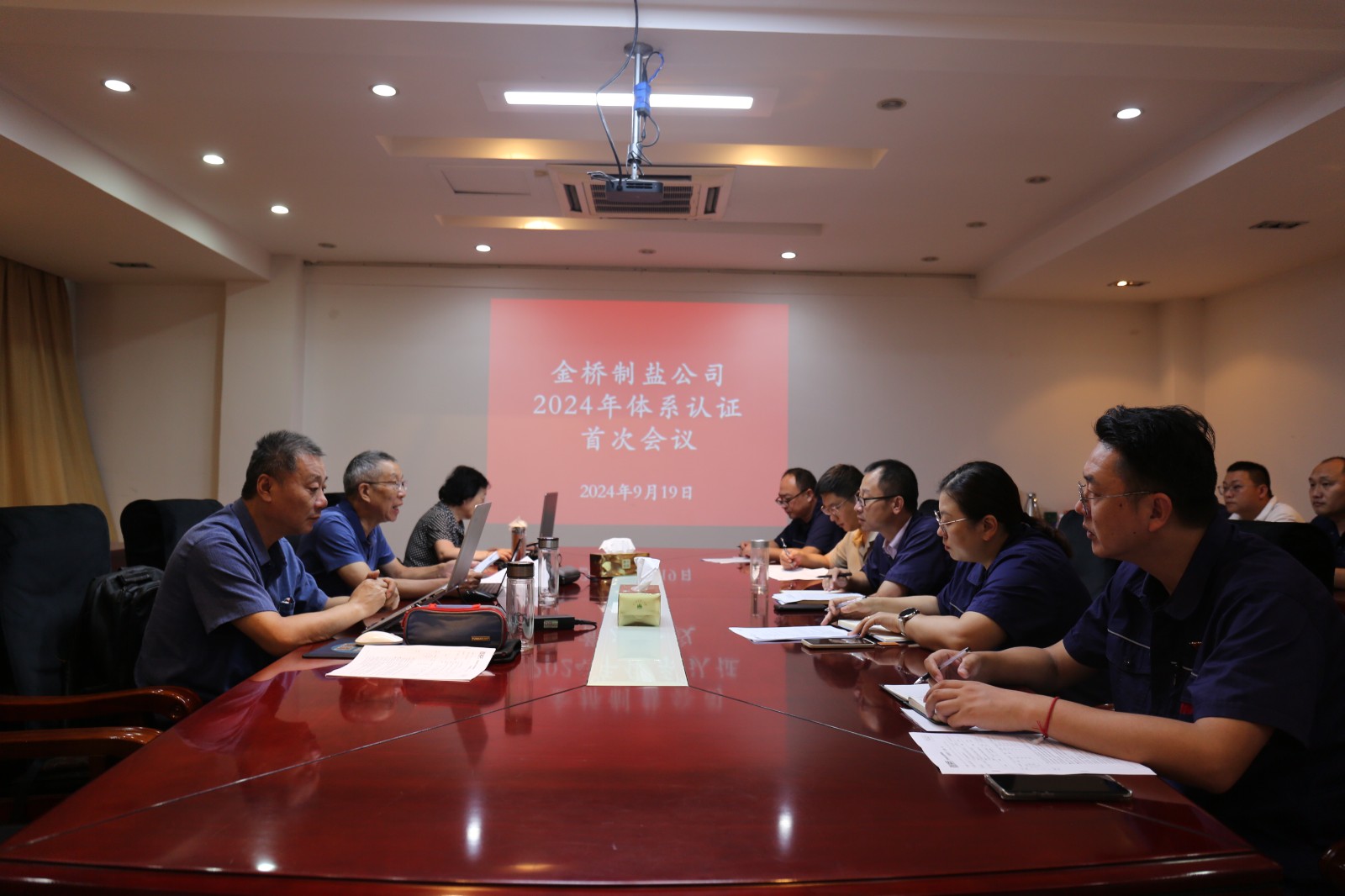 近日，金橋制鹽公司通過北京世標認證中心審核，給予食品安全管理體系、環(huán)境管理體系和職業(yè)健康安全管理體系認證“保持認證資格”的監(jiān)督審核結論，給予質量管理體系認證“再次注冊”的再認證審核結論。通過審核，是對公司精細化管理成果的檢驗，促進公司內控管理水平持續(xù)提升。（李曉月）